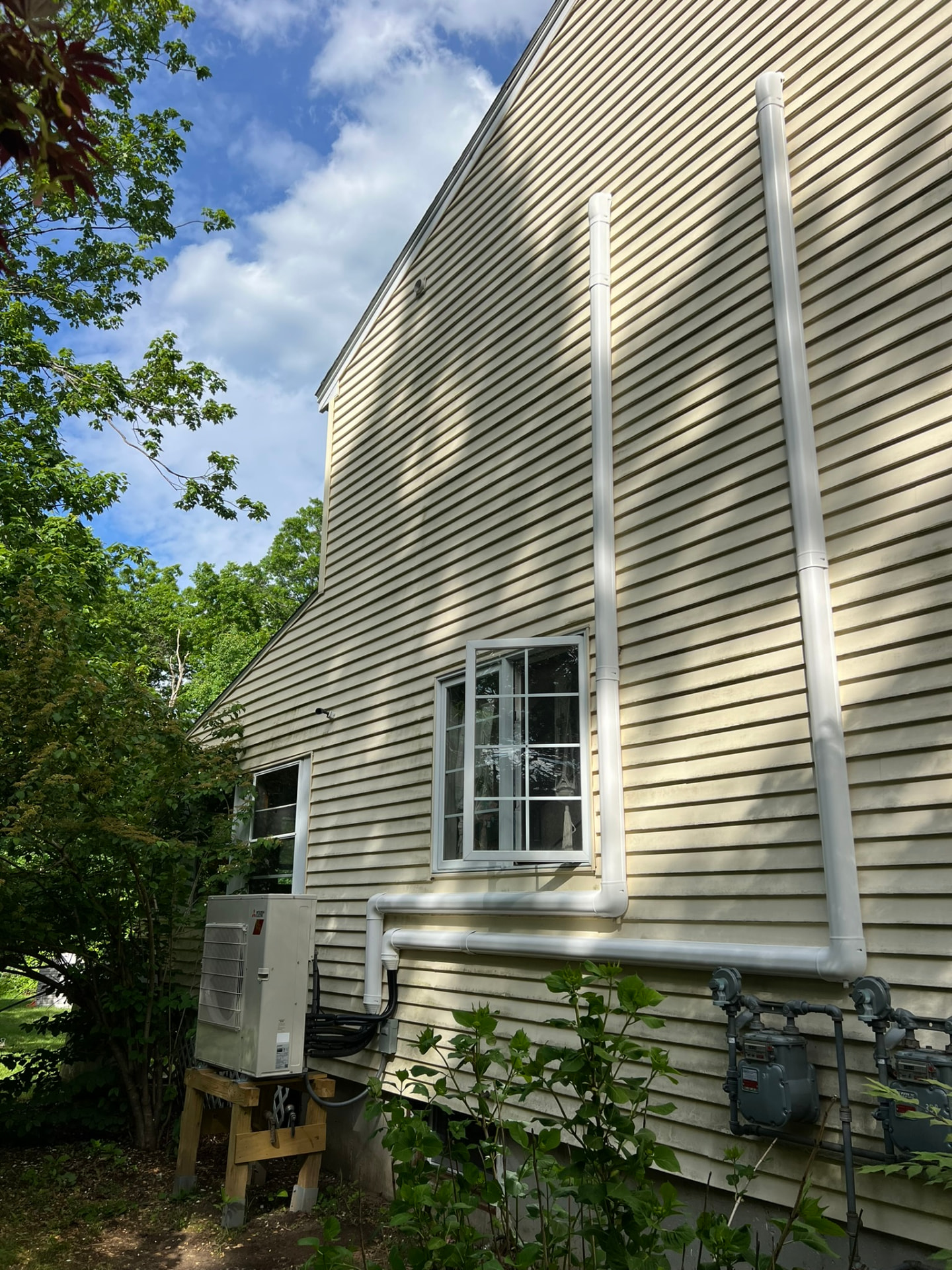 Multi-zone Mitsubishi condenser with line hide routed neatly around windows